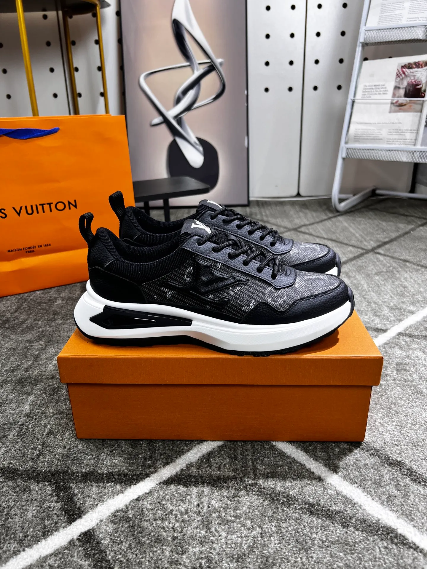 Factory price: 438 💰 LV new casual men's shoes 👉 👉 Fashionable and versatile, 💞 simple and elegant style, 🔊 made of imported cowhide, ☑️ breathable mesh lining, sheepskin feet, original wear-resistant rubber outsole, exclusive new style, actual shot, three colors available, code number: 38-44, (45 can be customized)